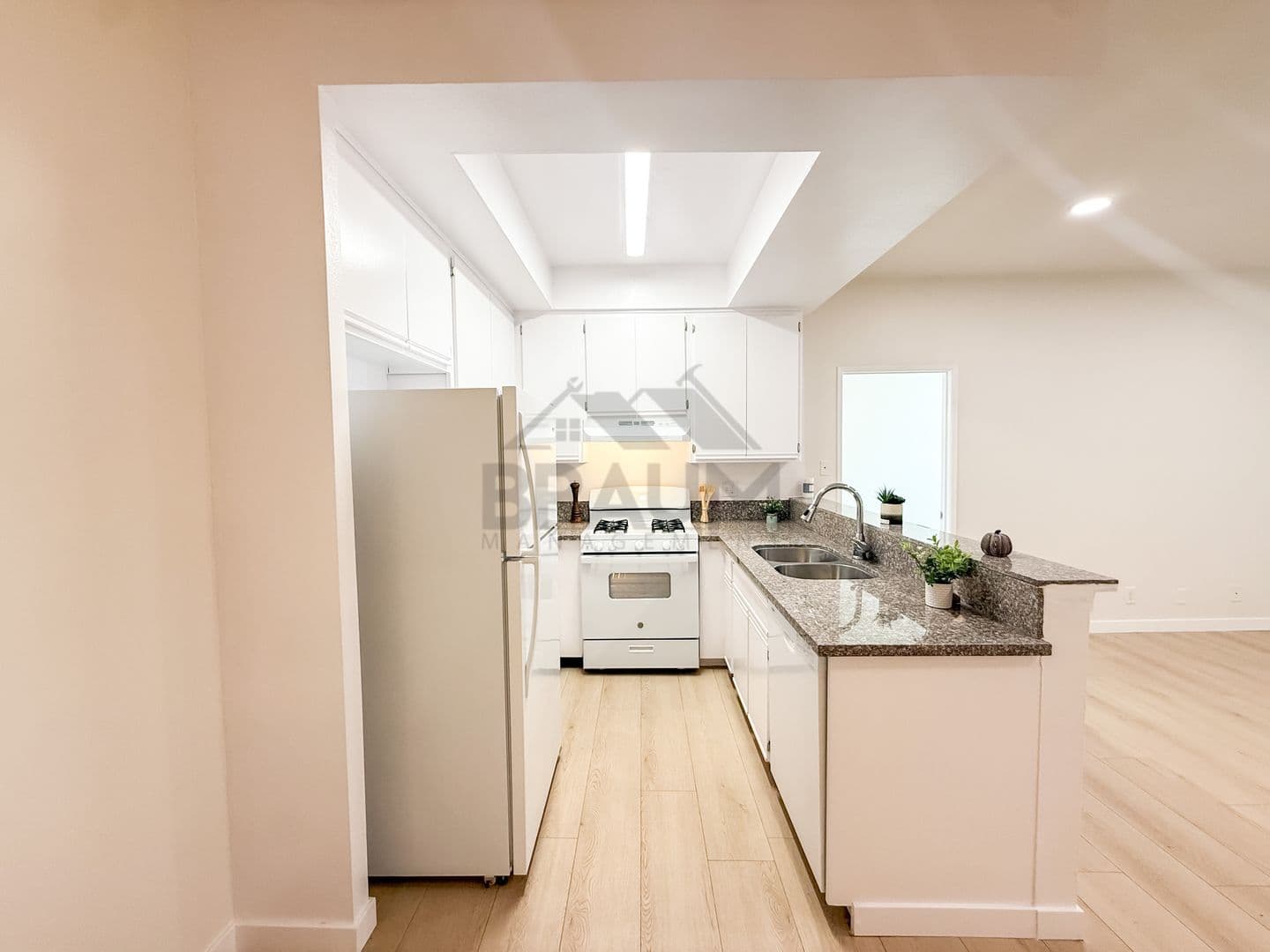 NORTH HOLLYWOOD Apartment: 11459 COLLINS ST