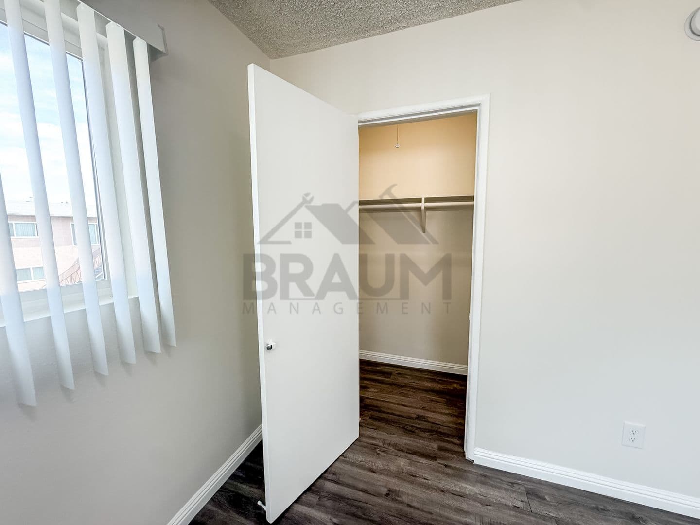 RESEDA Apartment: 19405 HAYNES ST.