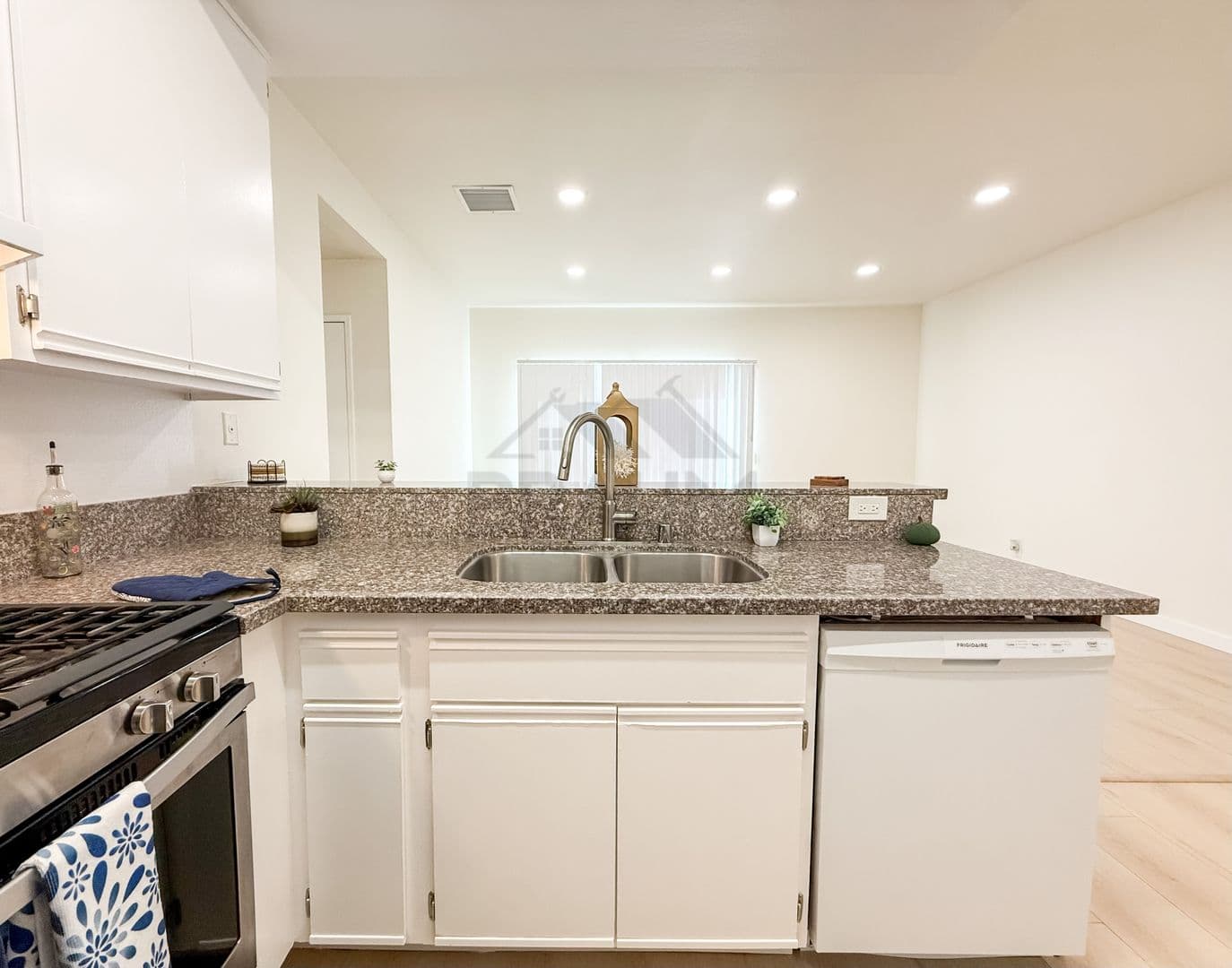 NORTH HOLLYWOOD Apartment: 11459 COLLINS ST
