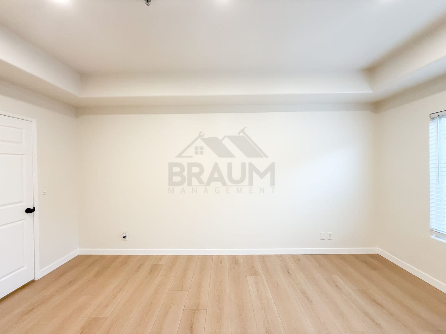 NORTH HOLLYWOOD Apartment: 11035 MOORPARK ST