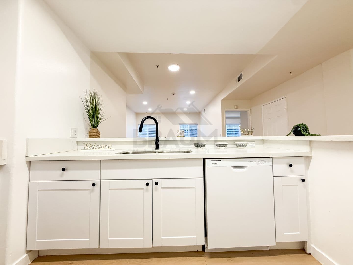 NORTH HOLLYWOOD Apartment: 11035 MOORPARK ST
