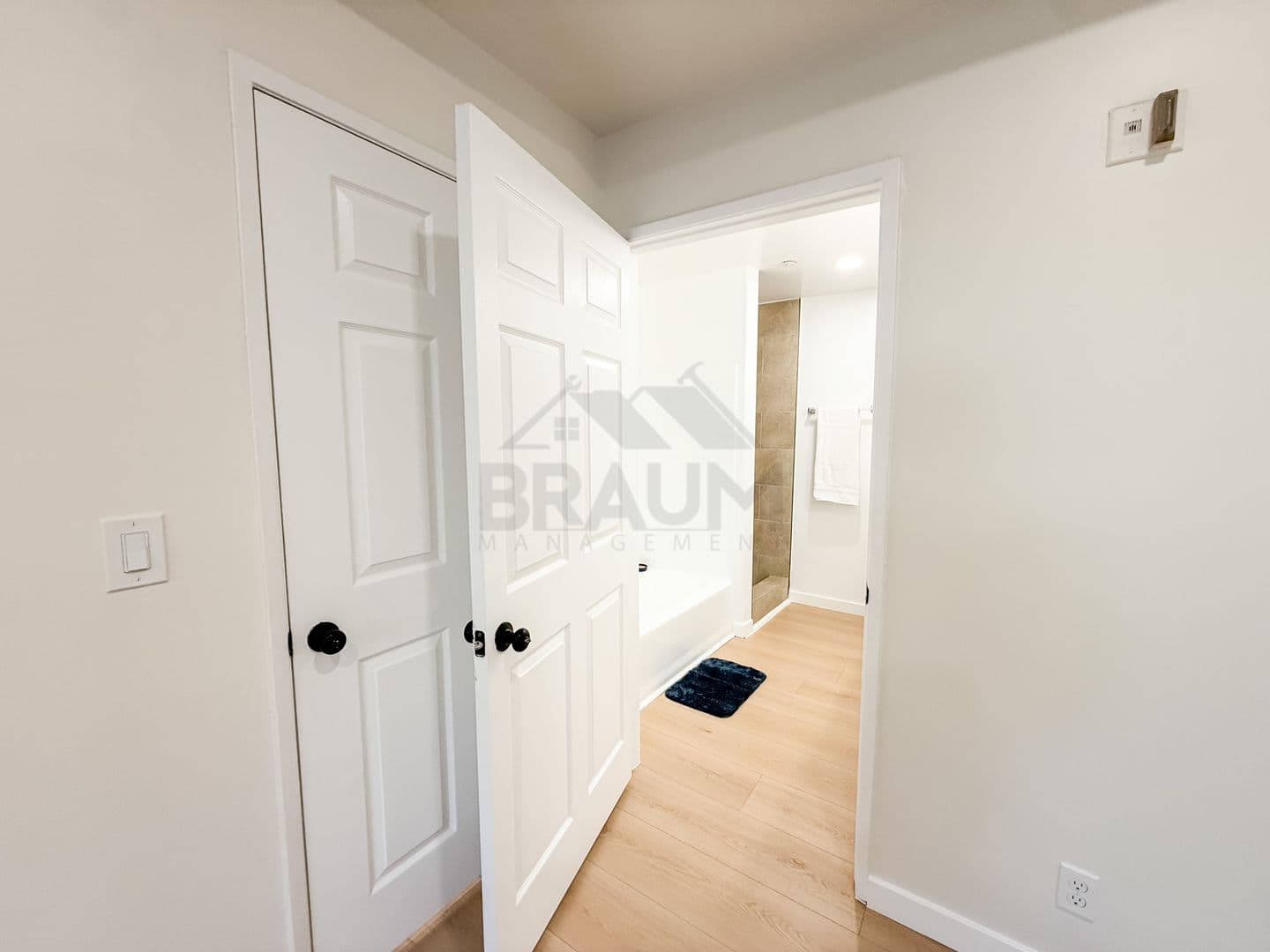 NORTH HOLLYWOOD Apartment: 11035 MOORPARK ST