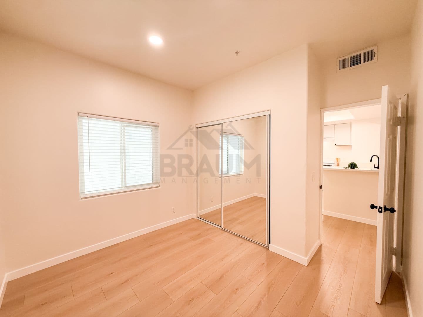 NORTH HOLLYWOOD Apartment: 11035 MOORPARK ST
