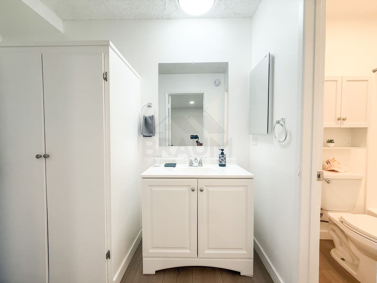 SHERMAN OAKS Apartment: 5461 KESTER AVE