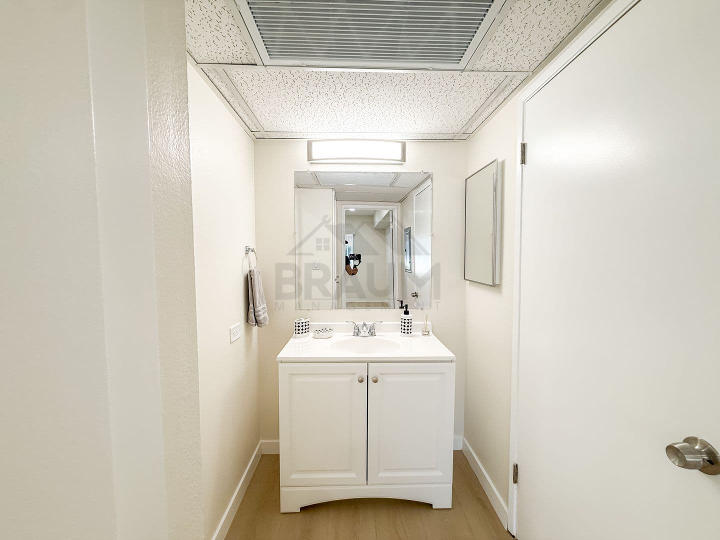 SHERMAN OAKS Apartment: 5461 KESTER AVE