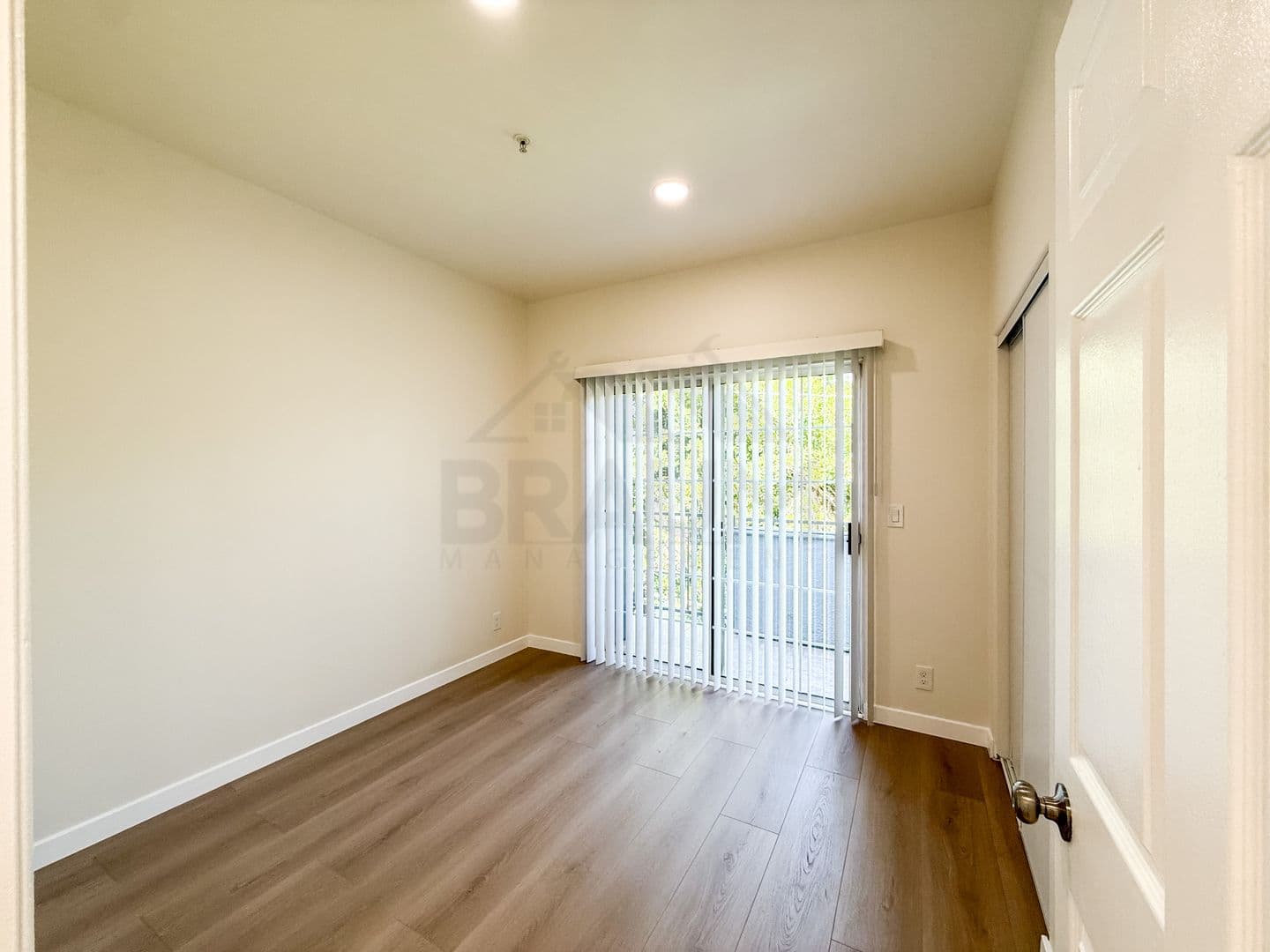 NORTH HOLLYWOOD Apartment: 11035 MOORPARK ST