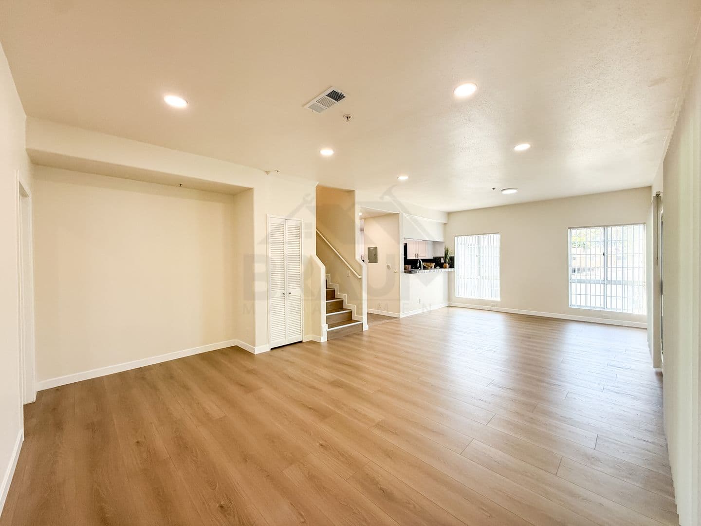 NORTH HOLLYWOOD Apartment: 11035 MOORPARK ST