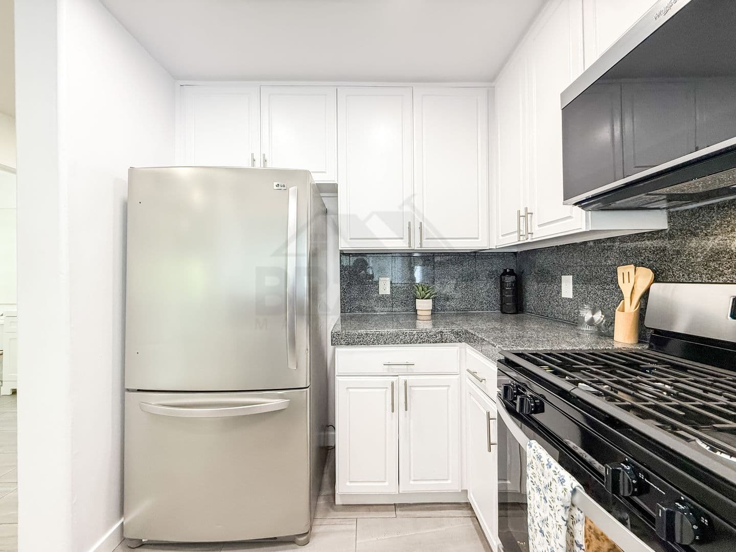 NORTH HOLLYWOOD Apartment: 11035 MOORPARK ST