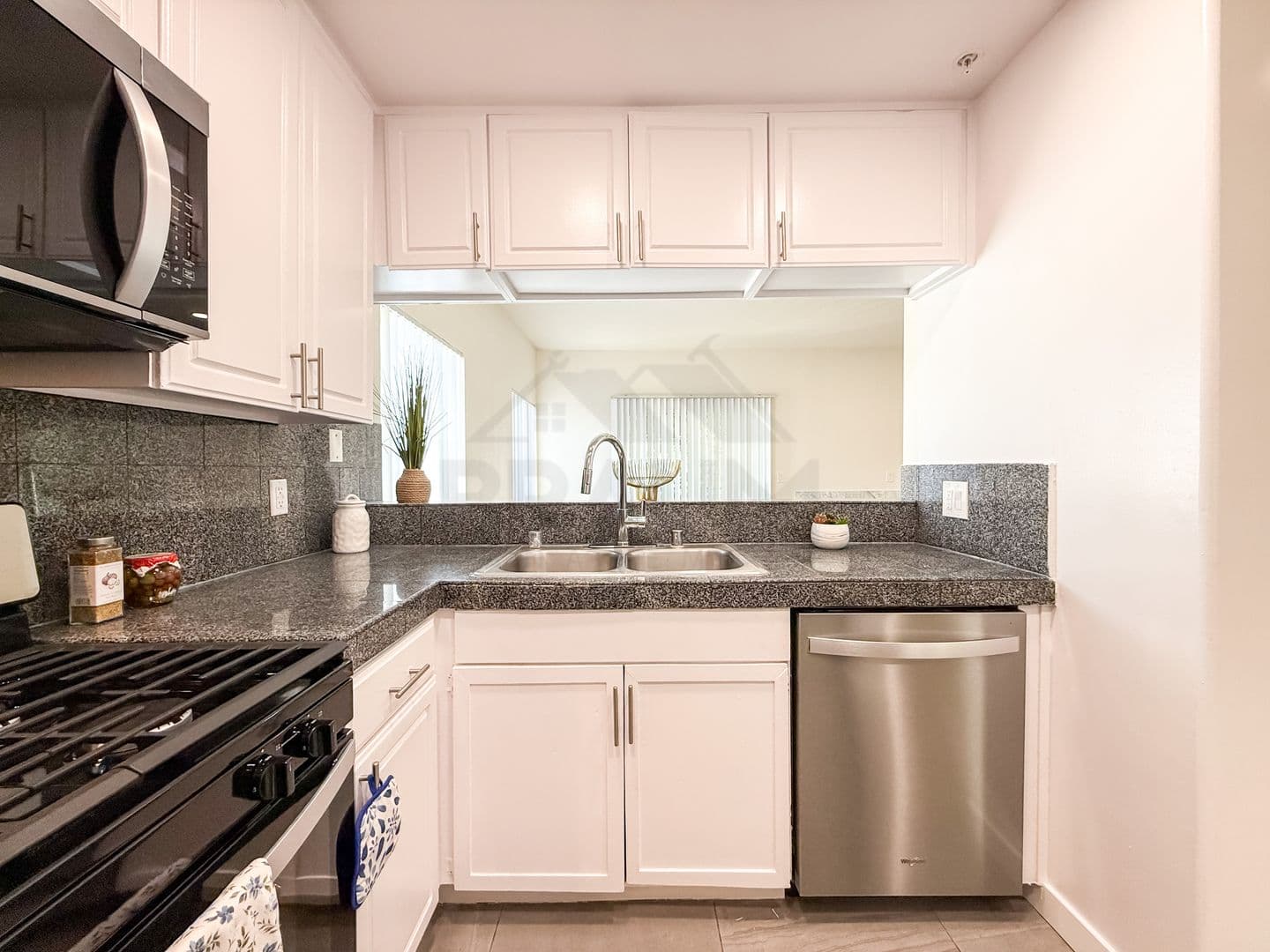 NORTH HOLLYWOOD Apartment: 11035 MOORPARK ST