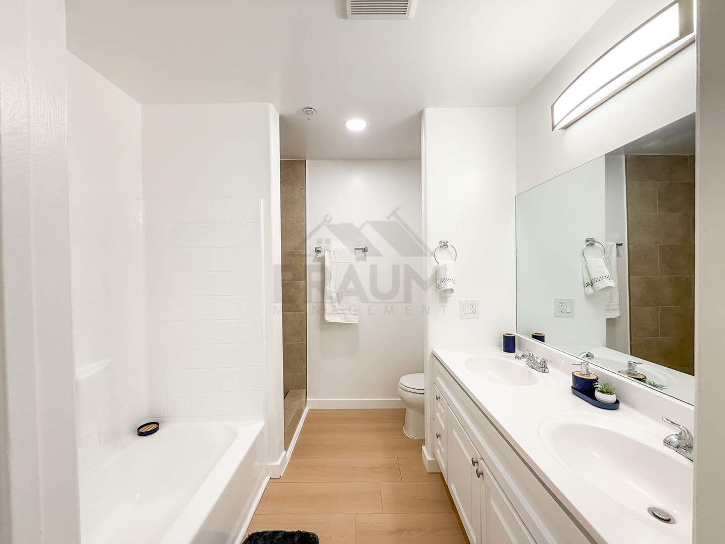 NORTH HOLLYWOOD Apartment: 11035 MOORPARK ST