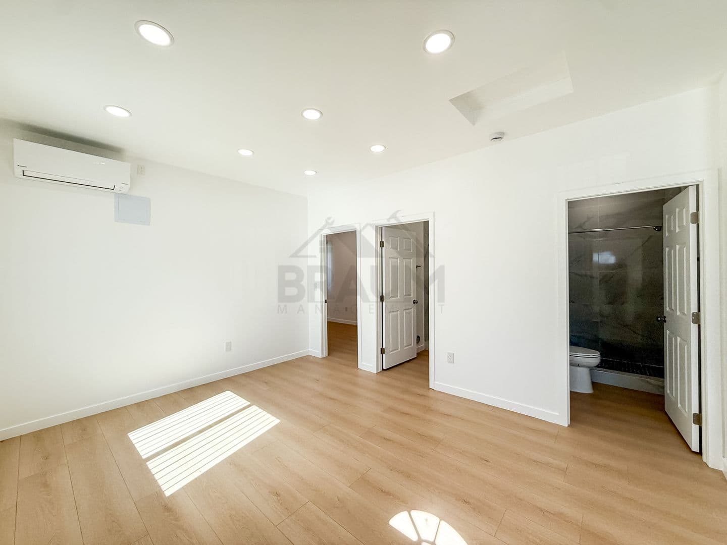 VAN NUYS Apartment: 15550 VANOWEN STREET