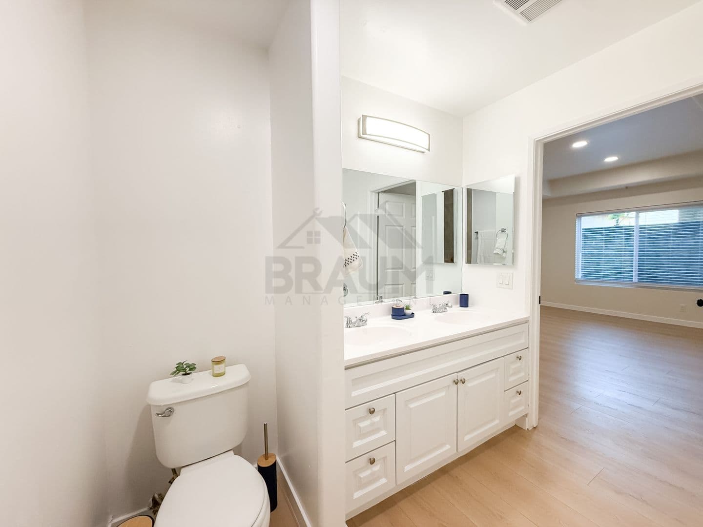 NORTH HOLLYWOOD Apartment: 11035 MOORPARK ST
