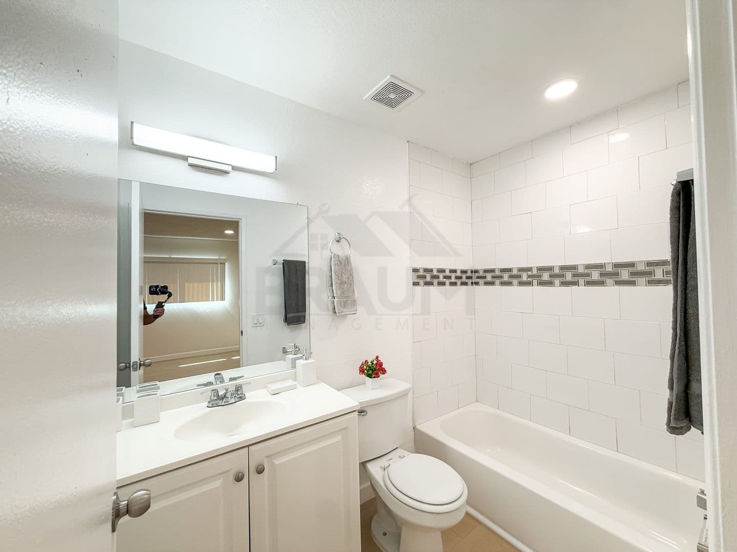NORTH HOLLYWOOD Apartment: 11007 HARTSOOK ST