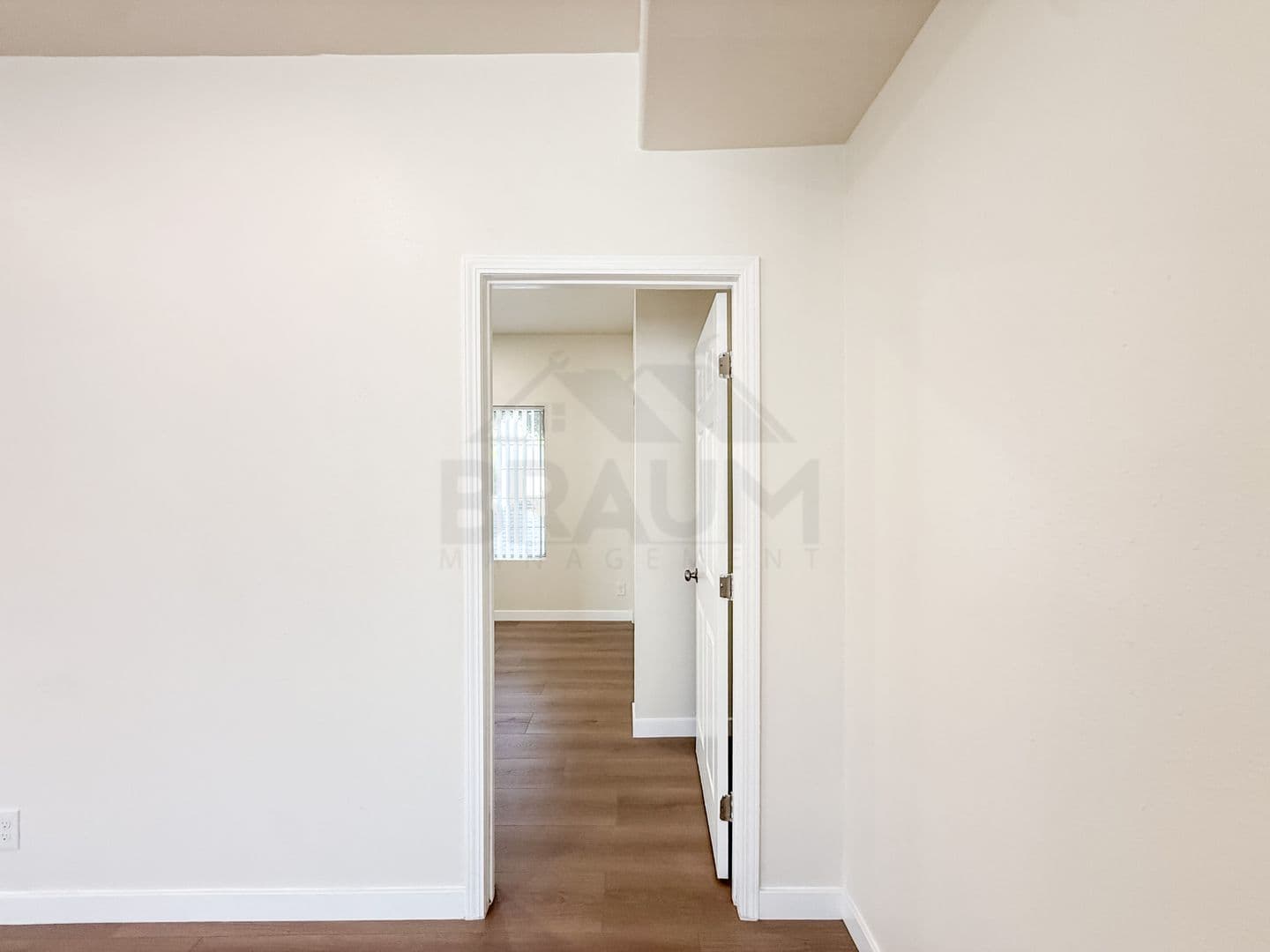 NORTH HOLLYWOOD Apartment: 11035 MOORPARK ST