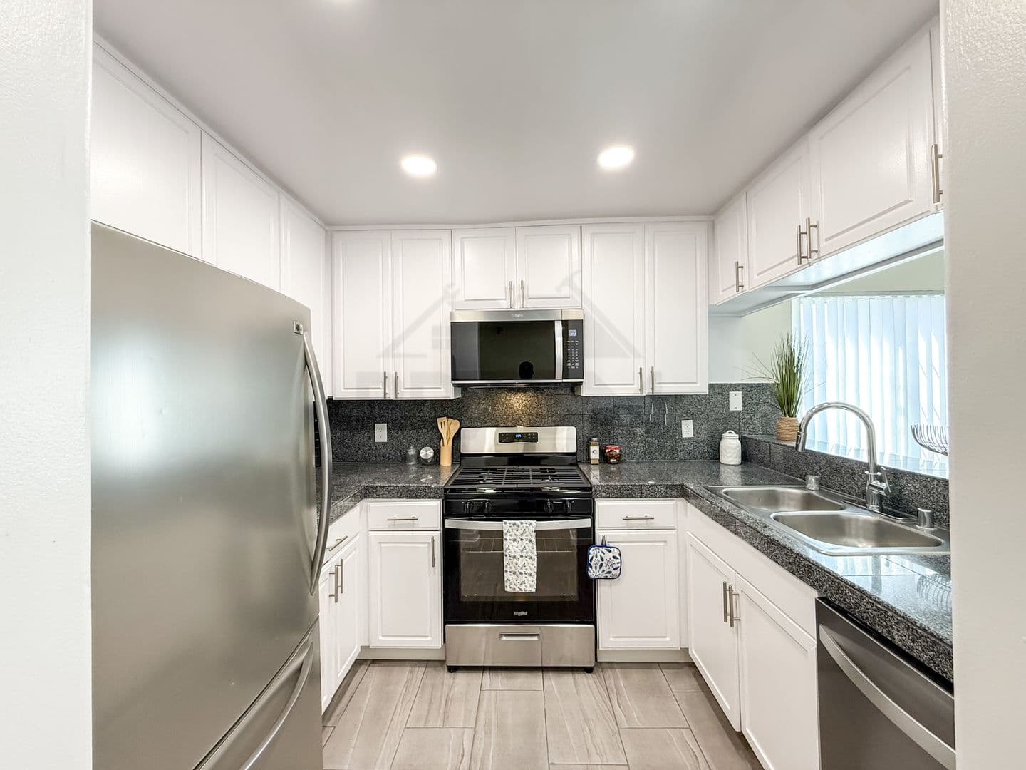 NORTH HOLLYWOOD Apartment: 11035 MOORPARK ST