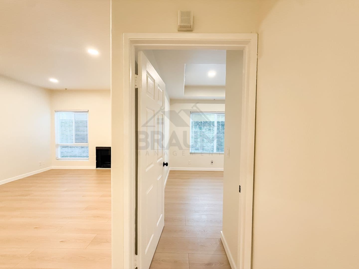 NORTH HOLLYWOOD Apartment: 11035 MOORPARK ST