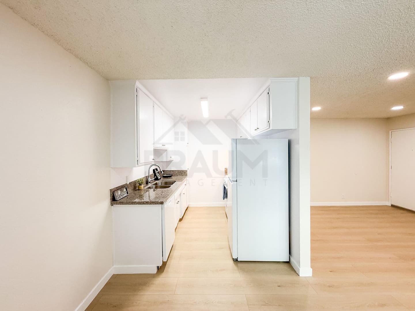 NORTH HOLLYWOOD Apartment: 11007 HARTSOOK ST