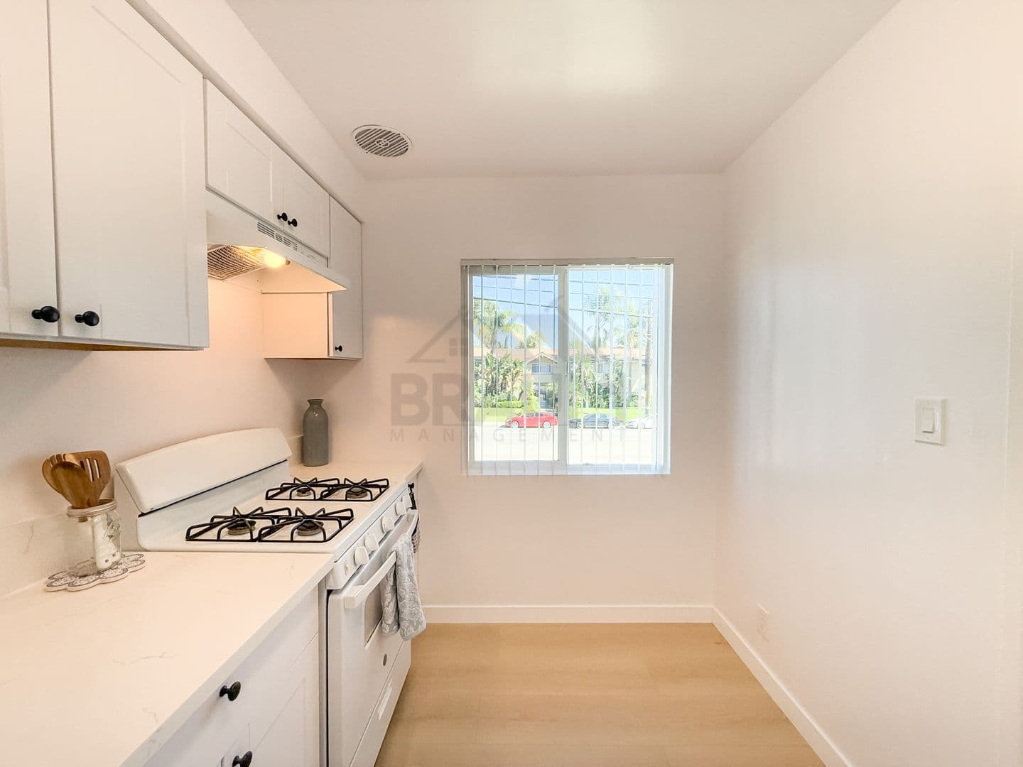 SHERMAN OAKS Apartment: 5433 SEPULVEDA BLVD.