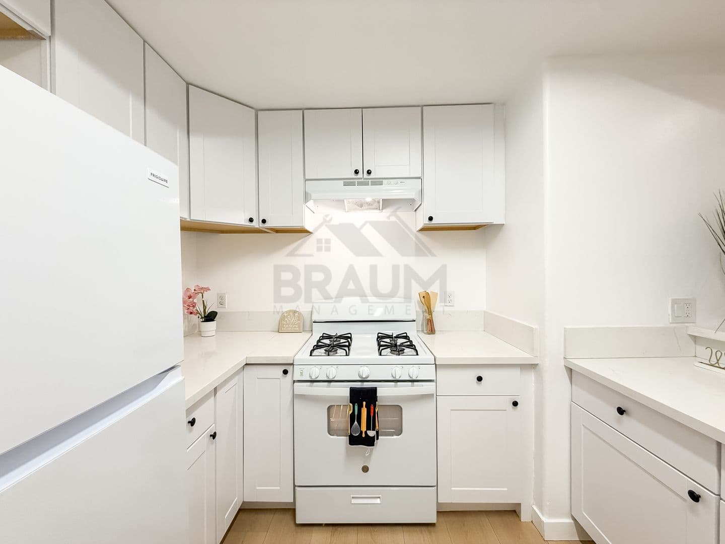 NORTH HOLLYWOOD Apartment: 11035 MOORPARK ST
