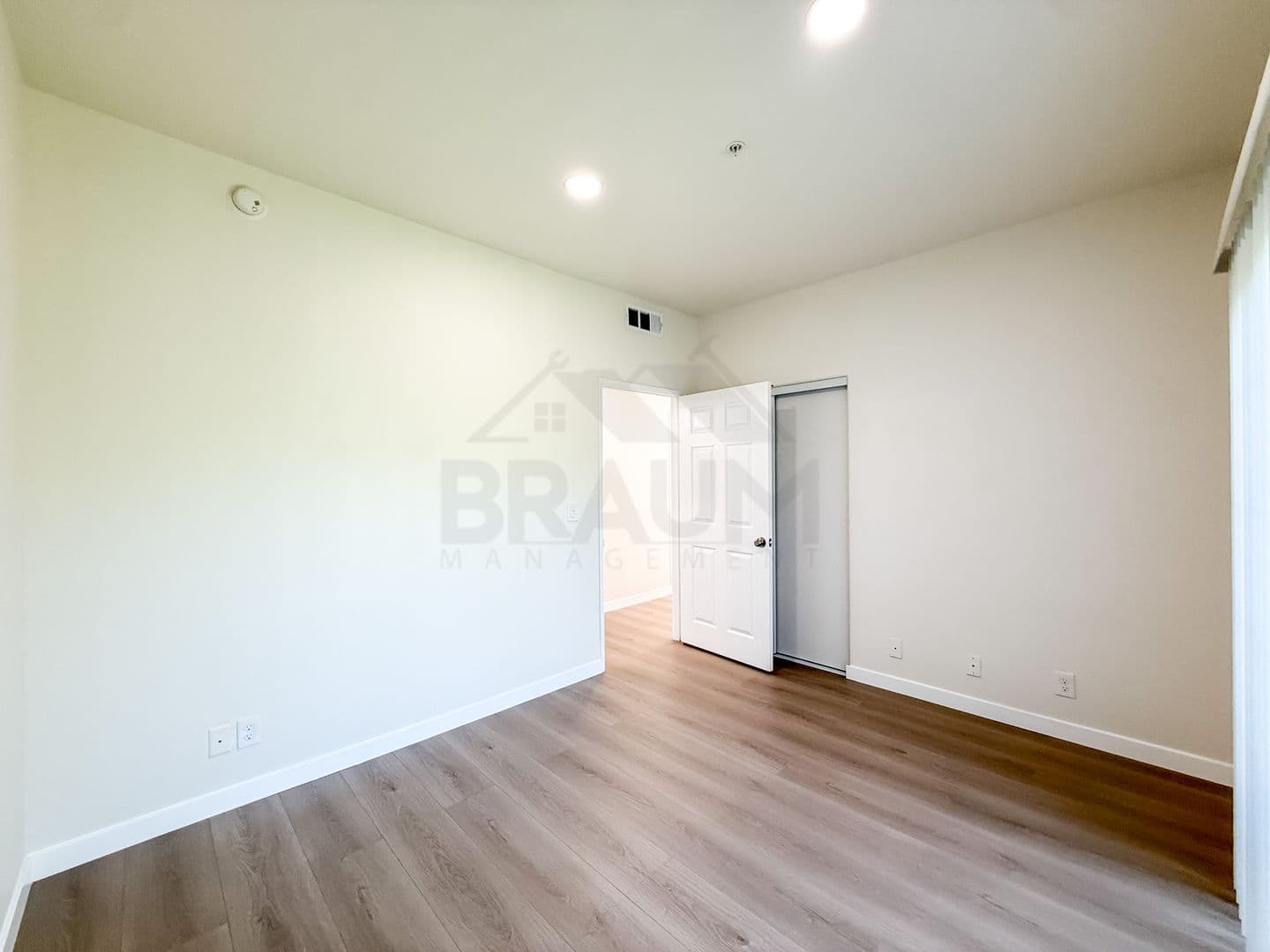 NORTH HOLLYWOOD Apartment: 11035 MOORPARK ST
