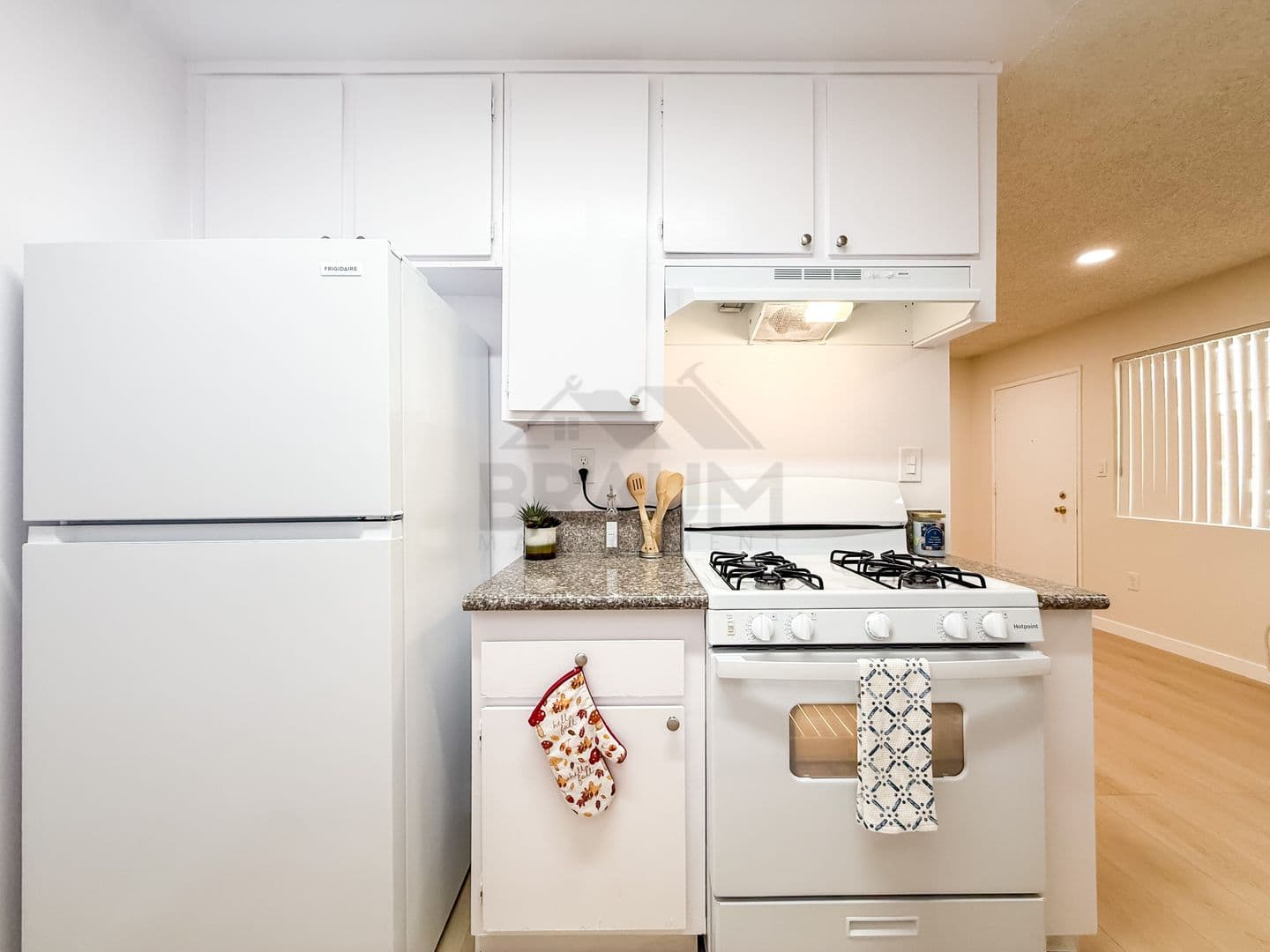 SHERMAN OAKS Apartment: 5461 KESTER AVE