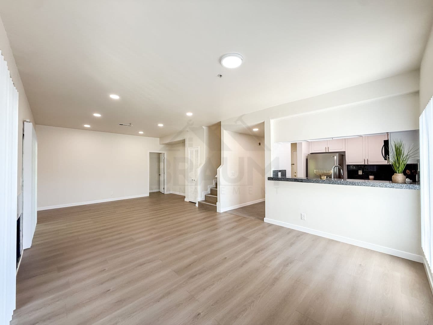 NORTH HOLLYWOOD Apartment: 11035 MOORPARK ST