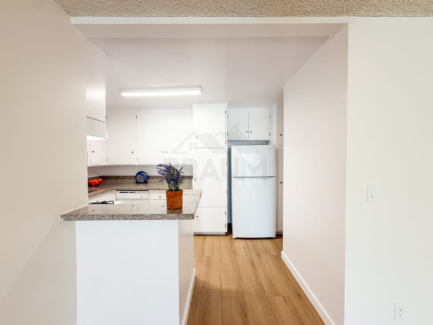 NORTH HOLLYWOOD Apartment: 6039 WHITSETT AVE.