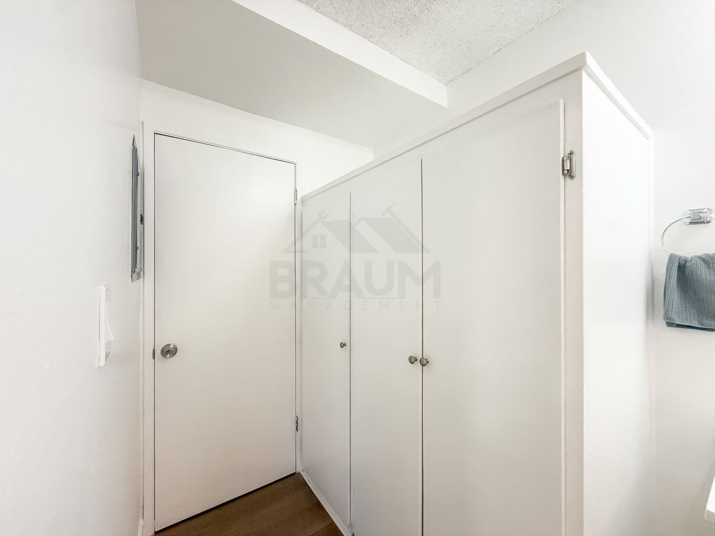 SHERMAN OAKS Apartment: 5461 KESTER AVE