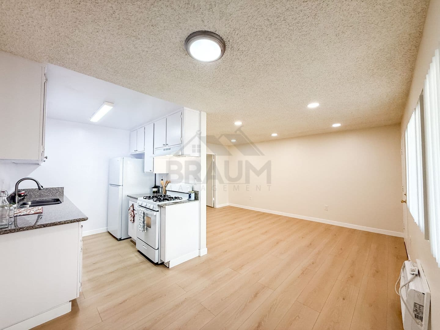 SHERMAN OAKS Apartment: 5461 KESTER AVE