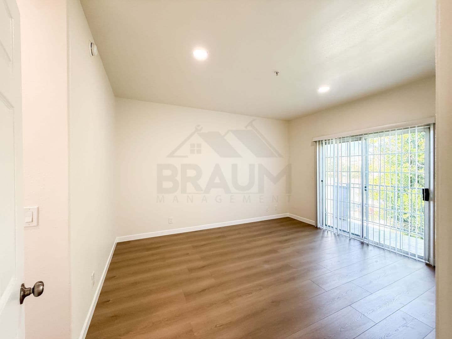 NORTH HOLLYWOOD Apartment: 11035 MOORPARK ST