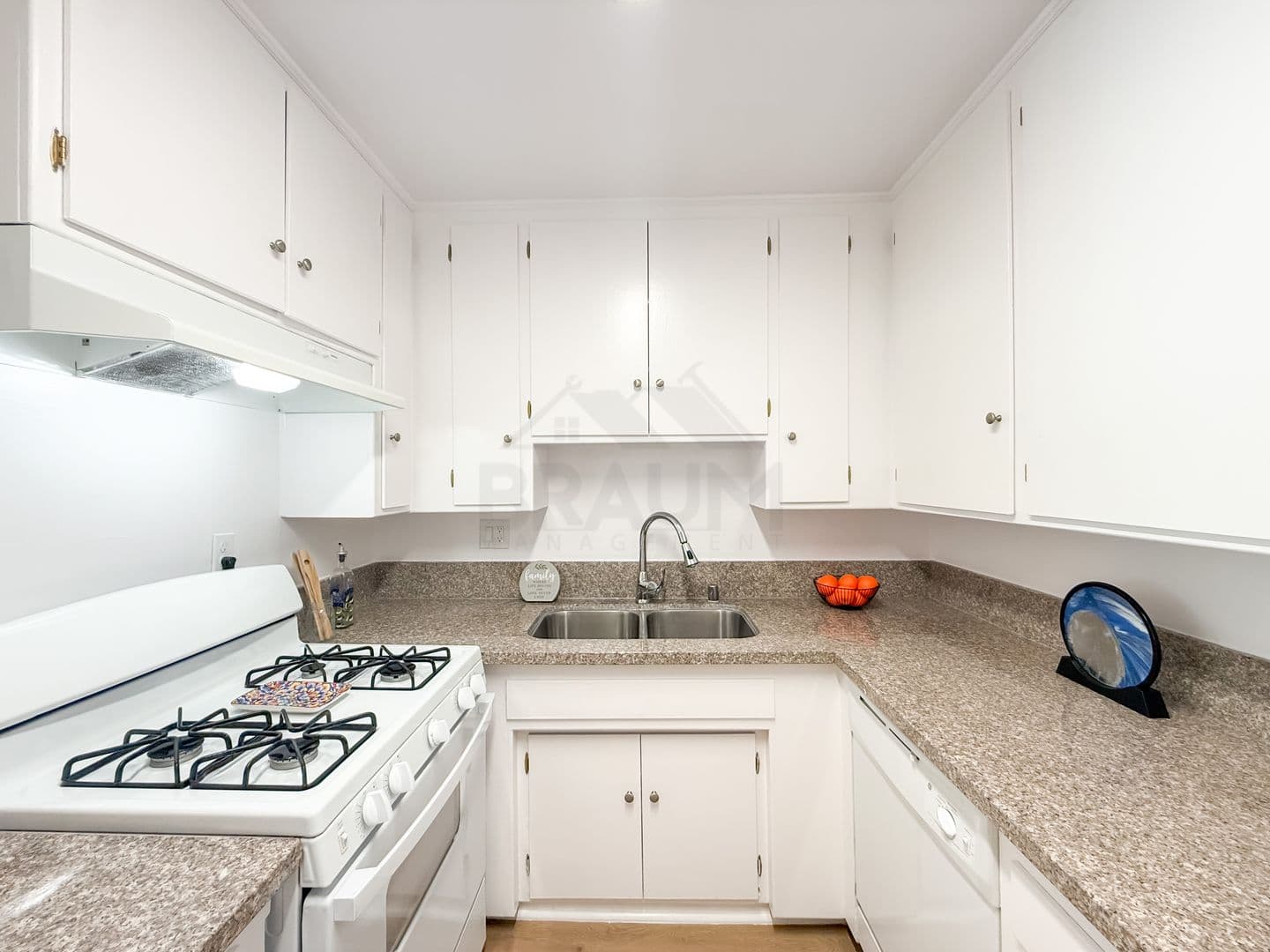NORTH HOLLYWOOD Apartment: 6039 WHITSETT AVE.