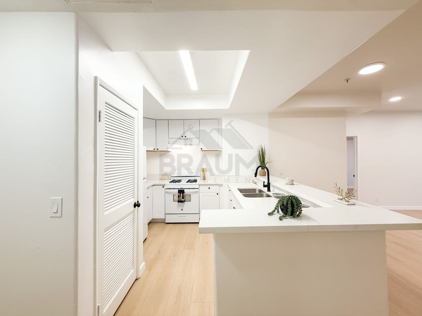 NORTH HOLLYWOOD Apartment: 11035 MOORPARK ST