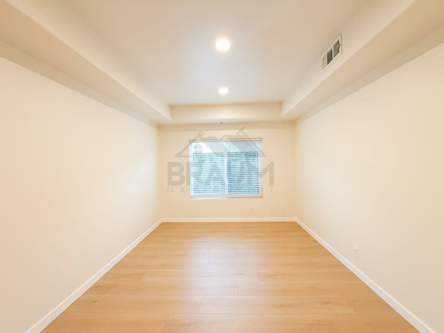 NORTH HOLLYWOOD Apartment: 11035 MOORPARK ST