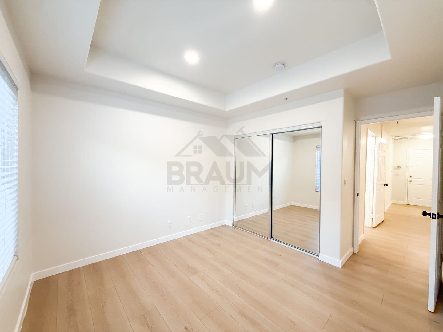 NORTH HOLLYWOOD Apartment: 11035 MOORPARK ST
