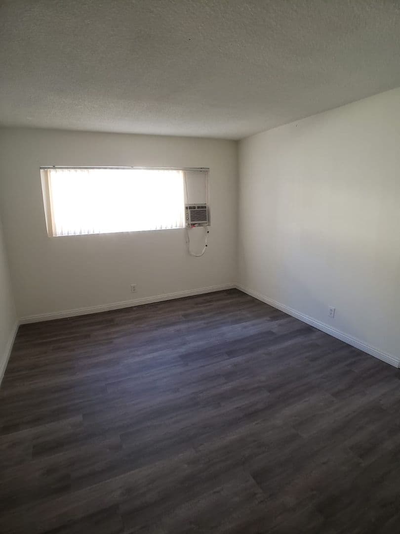 SHERMAN OAKS Apartment: 5433 SEPULVEDA BLVD.