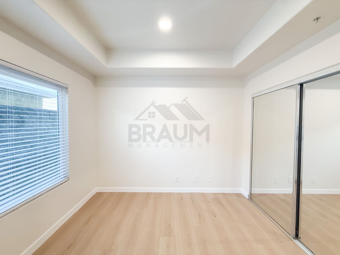 NORTH HOLLYWOOD Apartment: 11035 MOORPARK ST