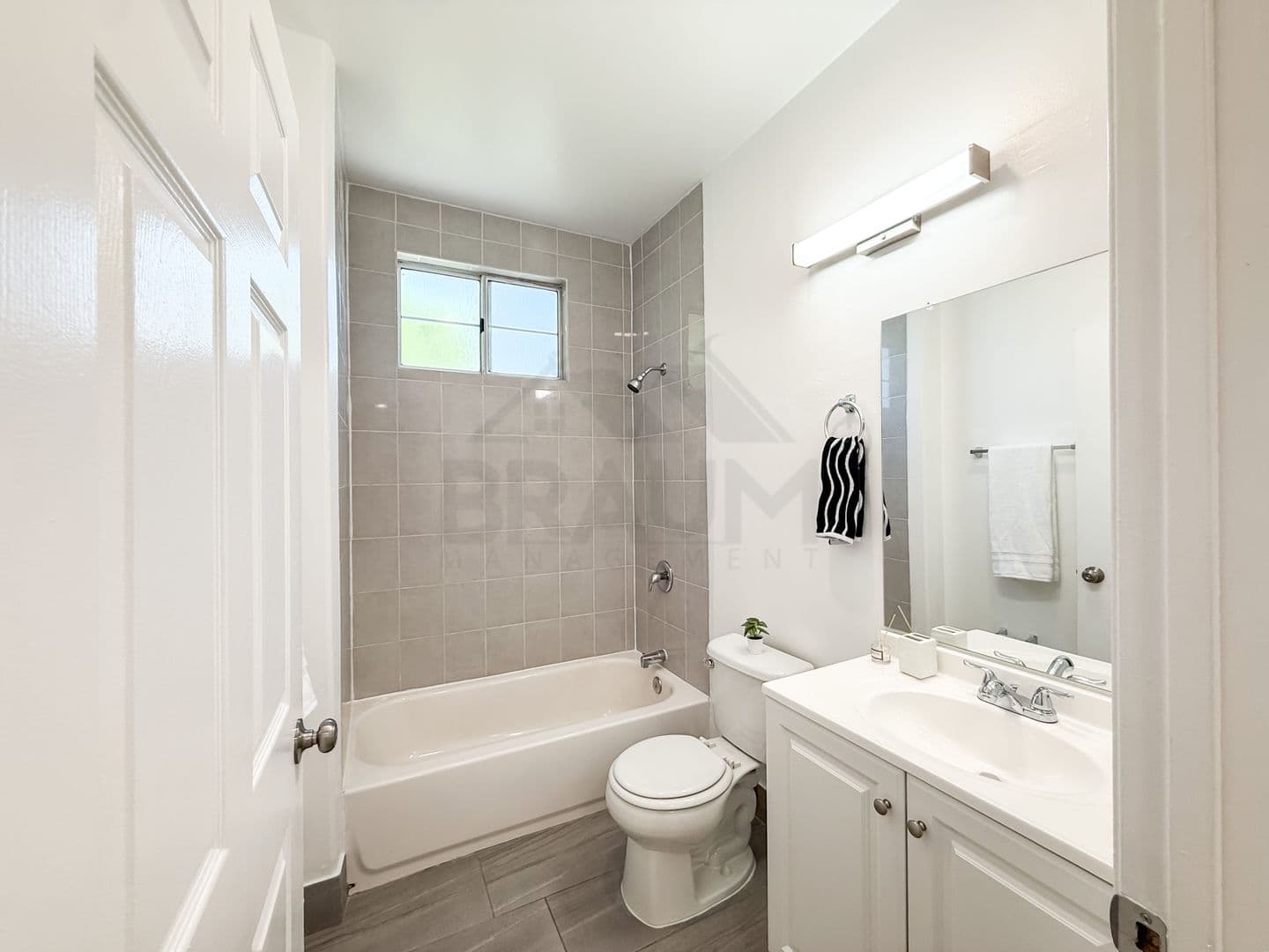 NORTH HOLLYWOOD Apartment: 11035 MOORPARK ST