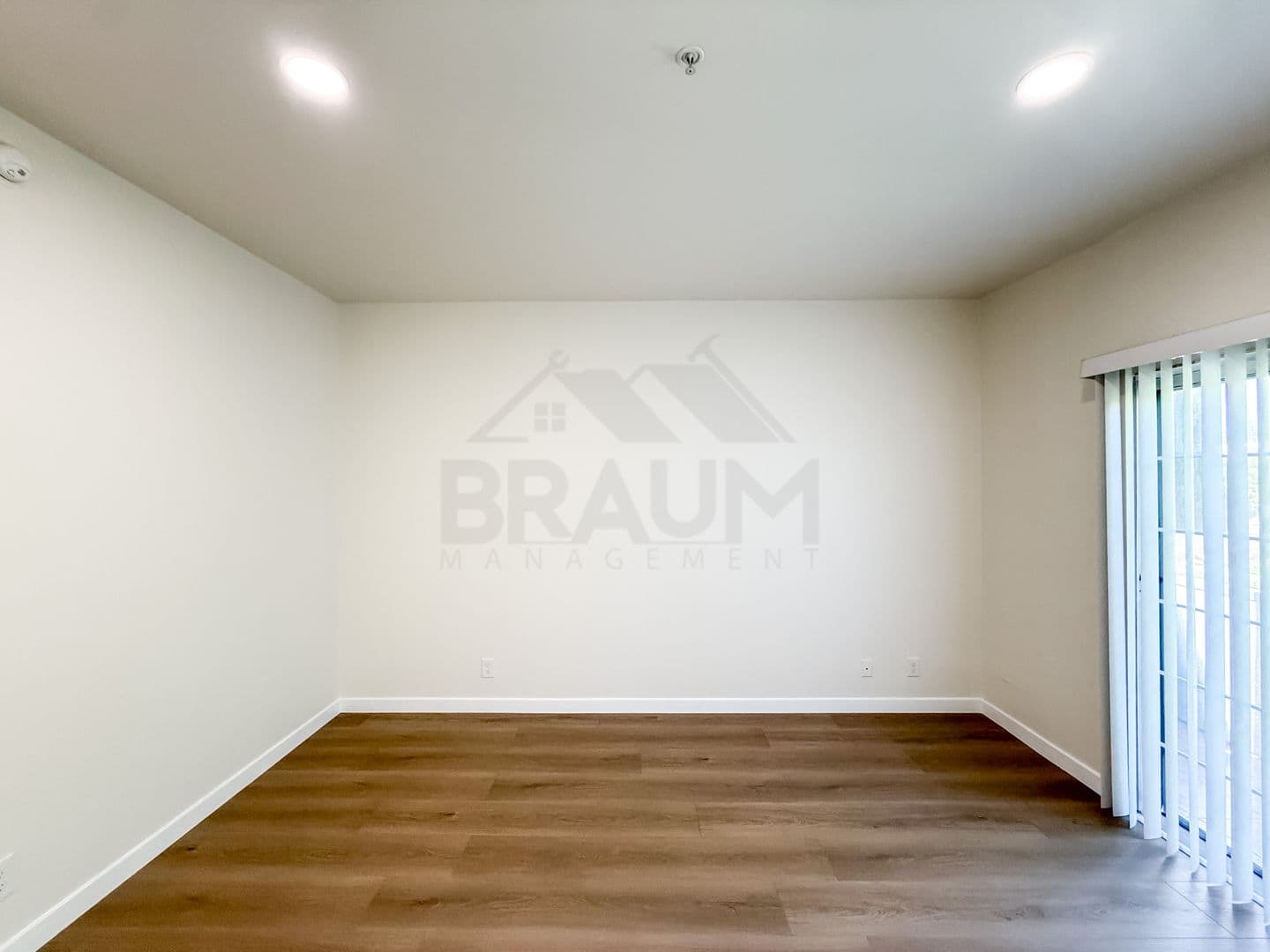 NORTH HOLLYWOOD Apartment: 11035 MOORPARK ST