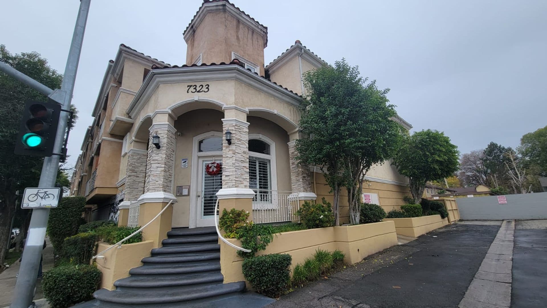 WINNETKA Apartment: 7323 WINNETKA AVENUE