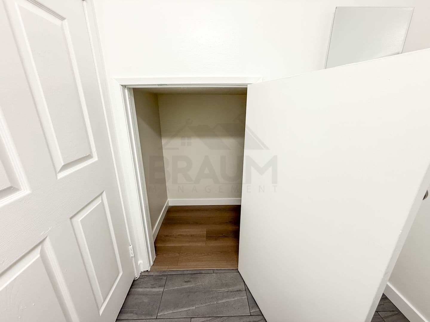 NORTH HOLLYWOOD Apartment: 11035 MOORPARK ST