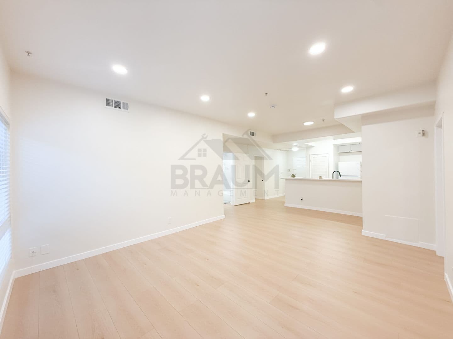 NORTH HOLLYWOOD Apartment: 11035 MOORPARK ST