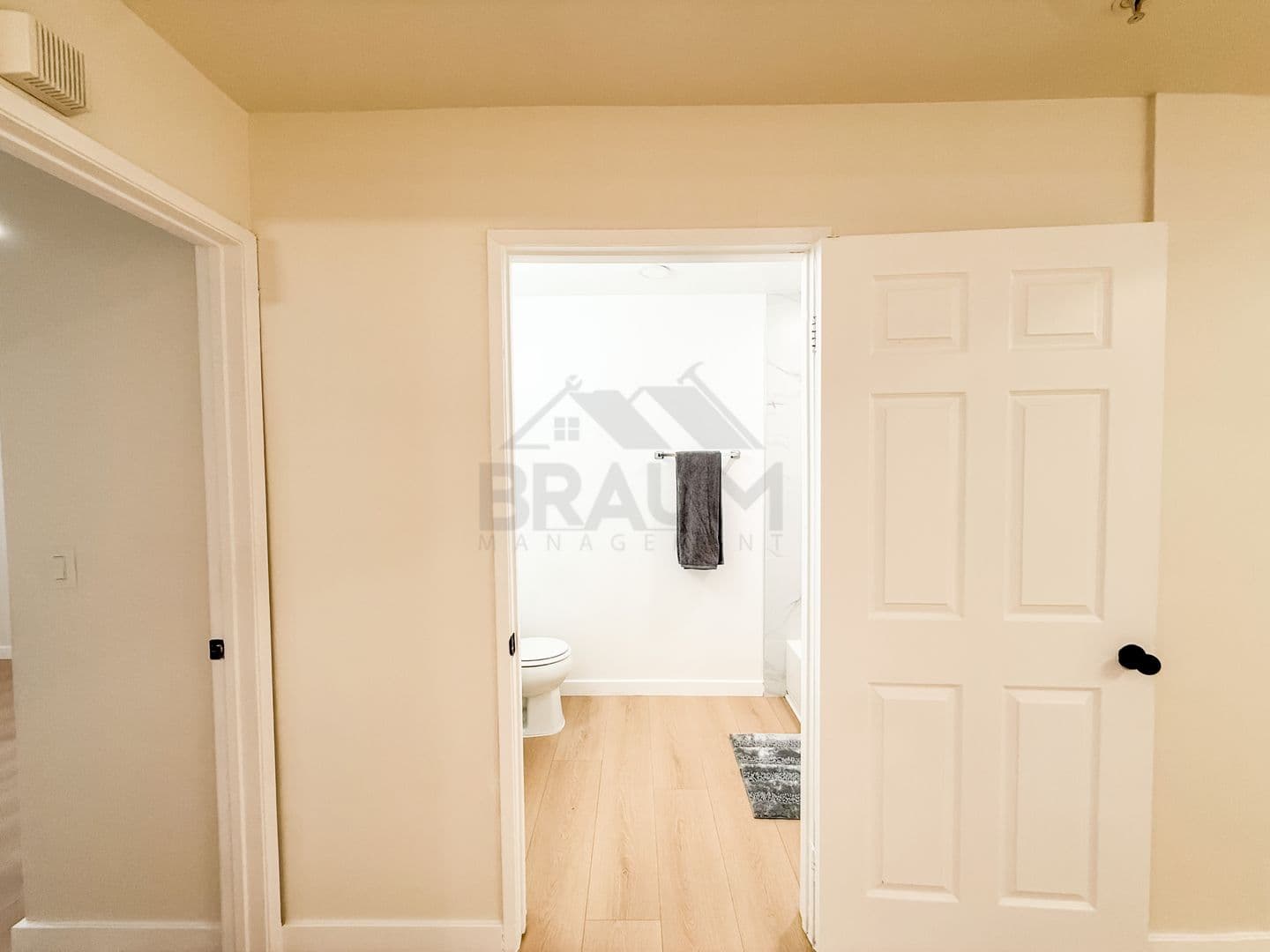 NORTH HOLLYWOOD Apartment: 11035 MOORPARK ST