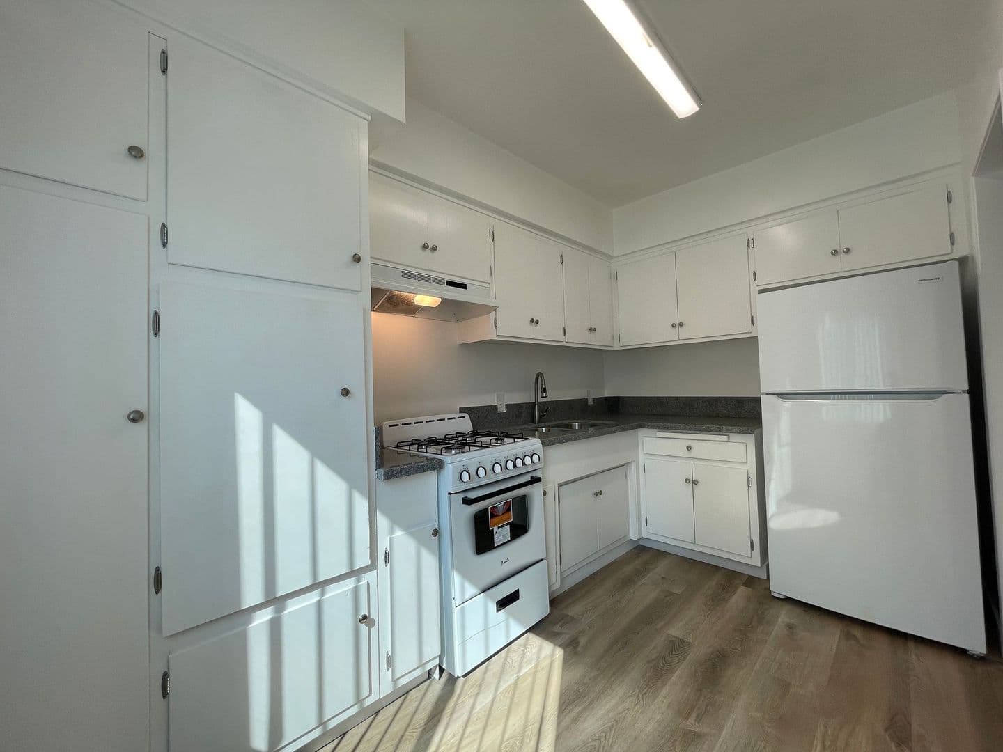 SHERMAN OAKS Apartment: 5433 SEPULVEDA BLVD.