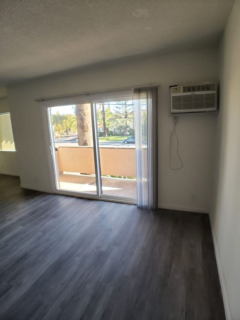 SHERMAN OAKS Apartment: 5433 SEPULVEDA BLVD.