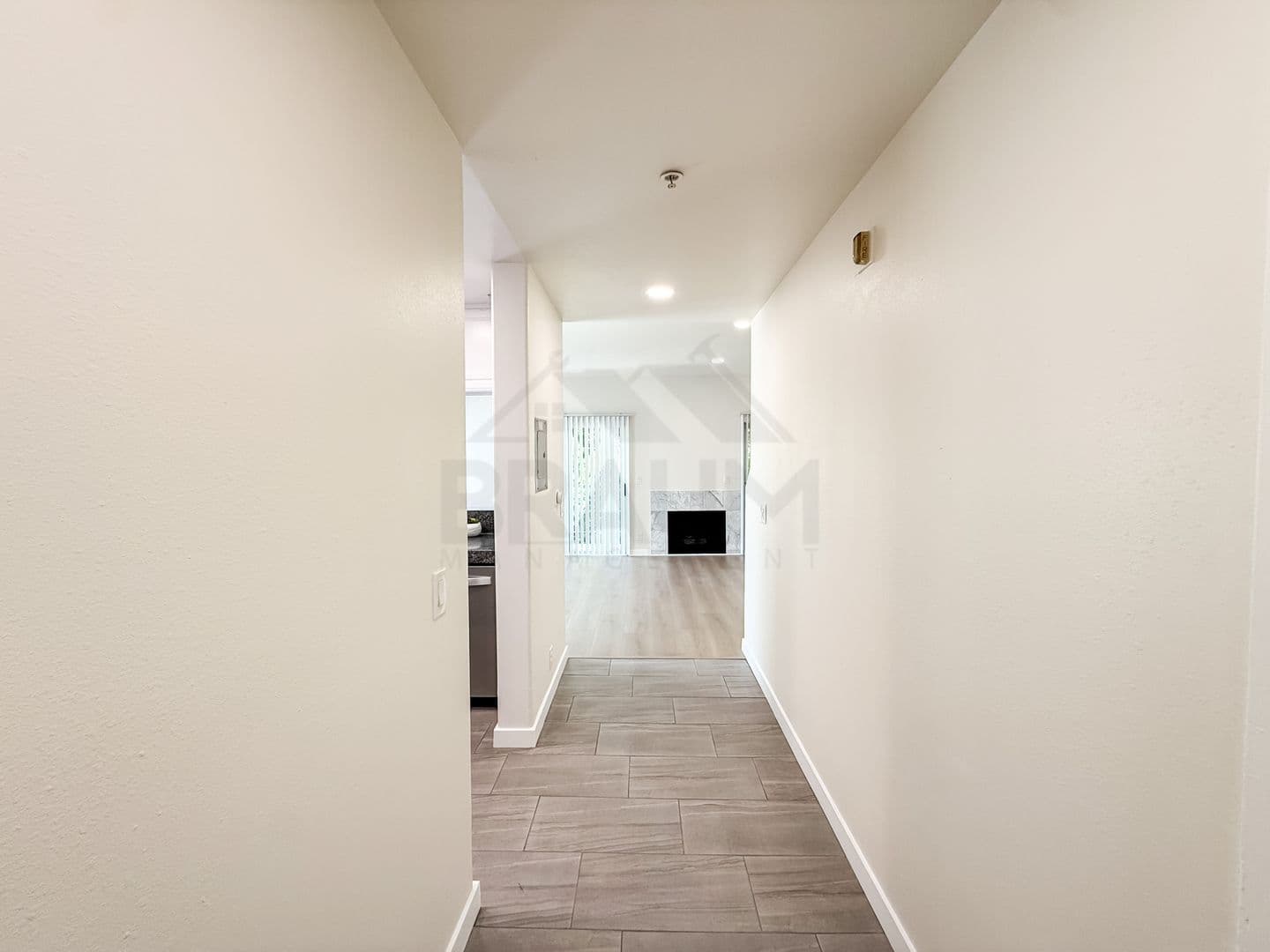 NORTH HOLLYWOOD Apartment: 11035 MOORPARK ST