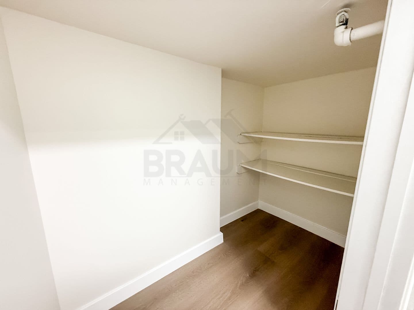 NORTH HOLLYWOOD Apartment: 11035 MOORPARK ST