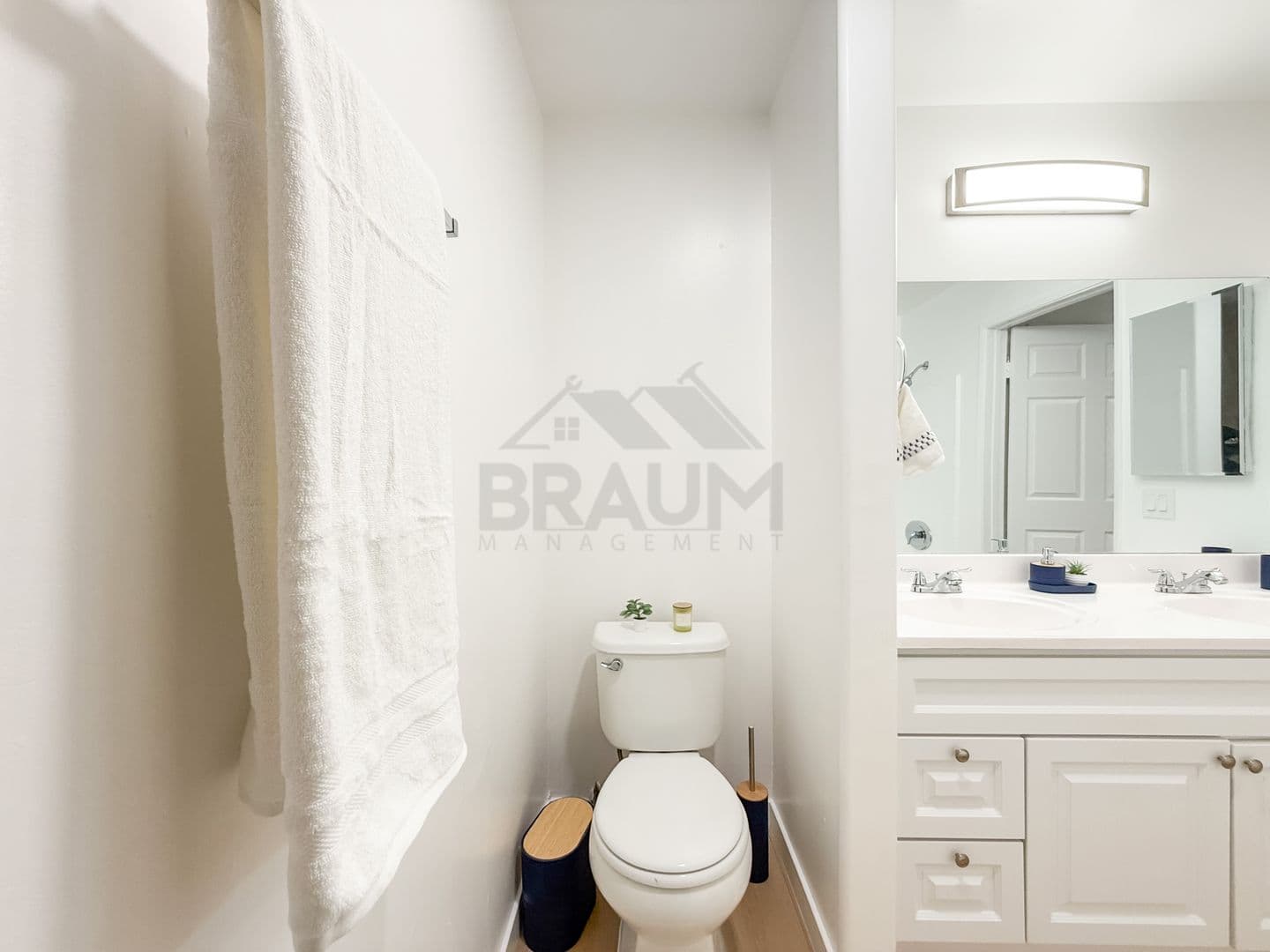 NORTH HOLLYWOOD Apartment: 11035 MOORPARK ST