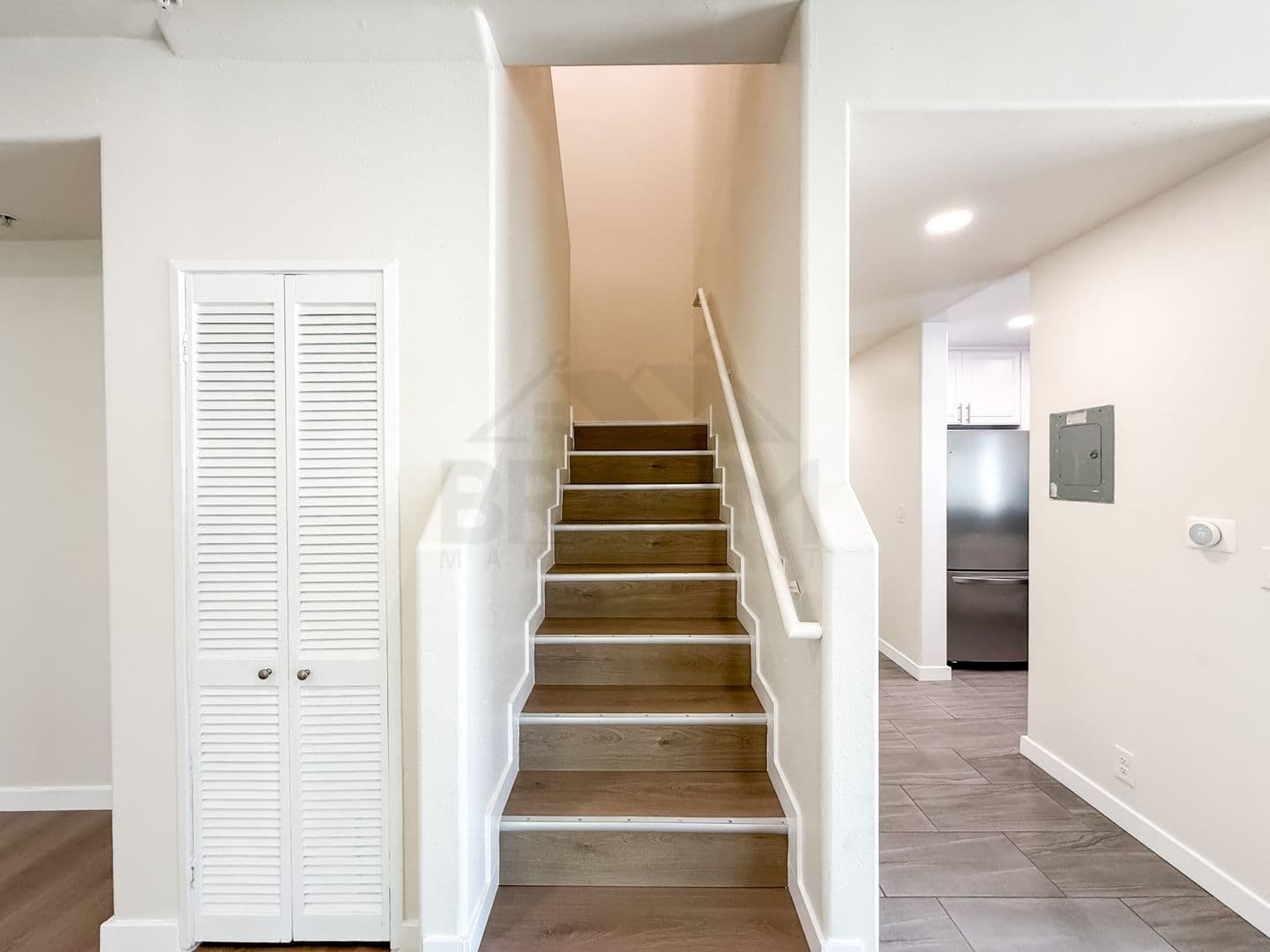 NORTH HOLLYWOOD Apartment: 11035 MOORPARK ST
