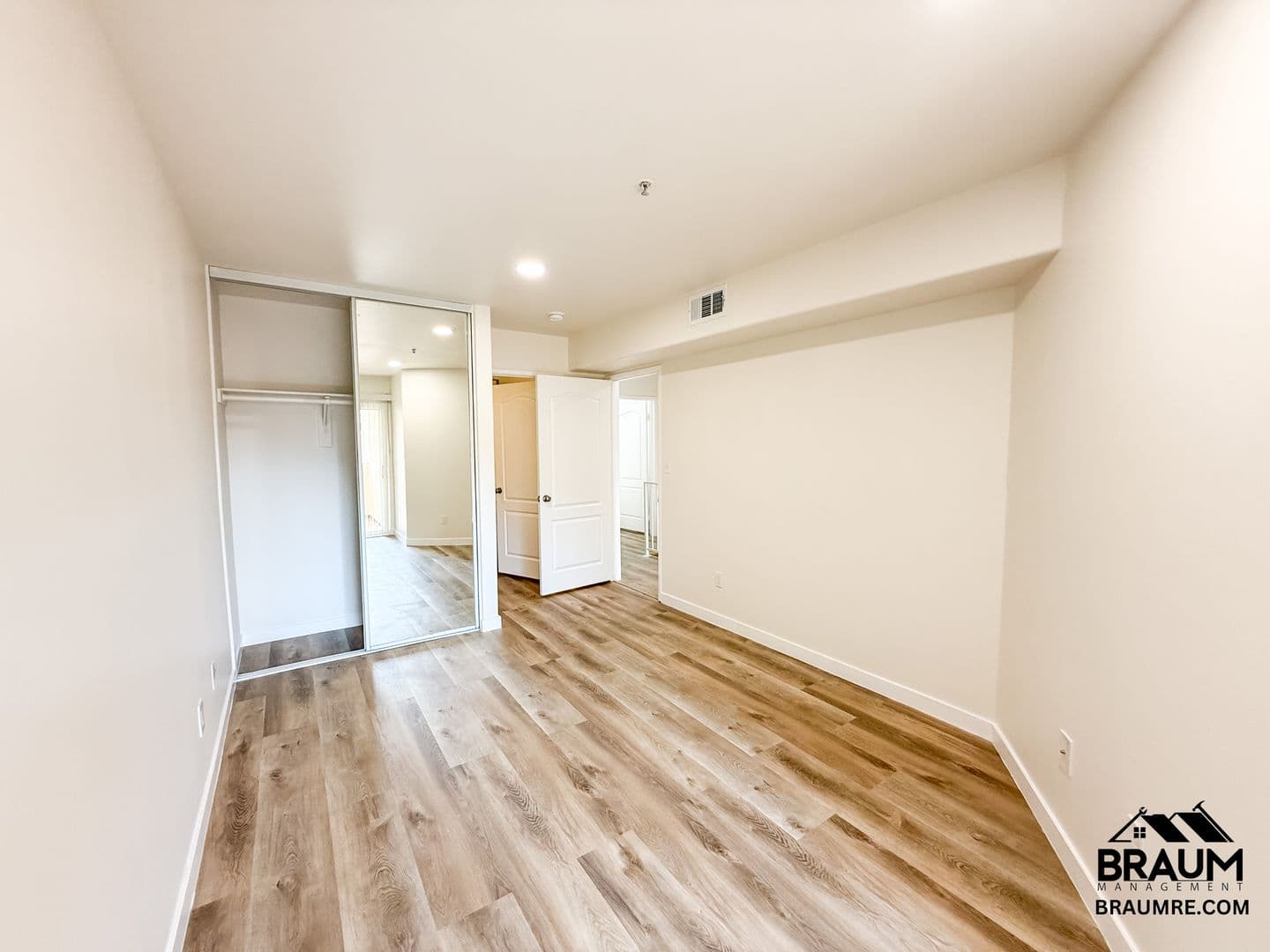 WINNETKA Apartment: 7323 WINNETKA AVENUE