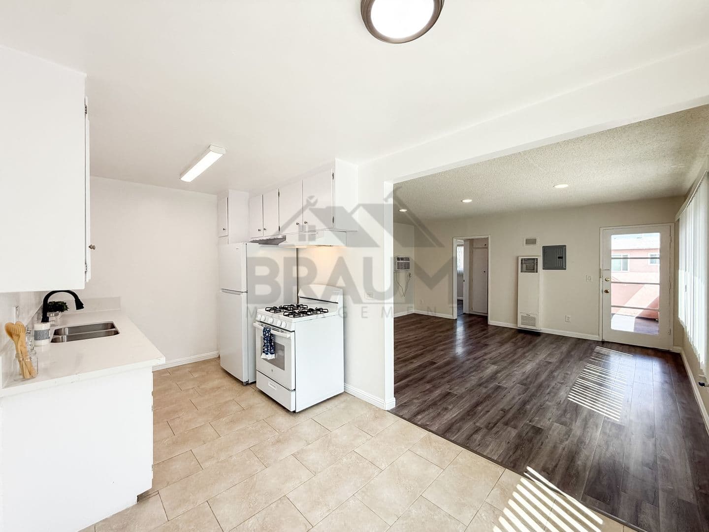 RESEDA Apartment: 19405 HAYNES ST.